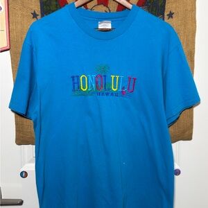 Vintage 90s *SINGLE STITCH* HONOLULU, HAWAII Island Embroidery Tee (L)